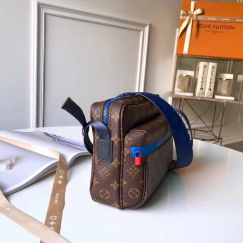 l0*is-V*t0n-catwalk-models-messenger-bag