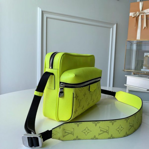 l0*is-V*t0n-messenger-bag-13