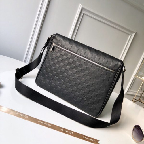 l0*is-V*t0n-messenger-bag-4