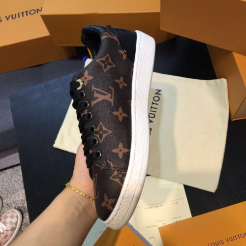 l0*is-V*t0n-sneakers-18